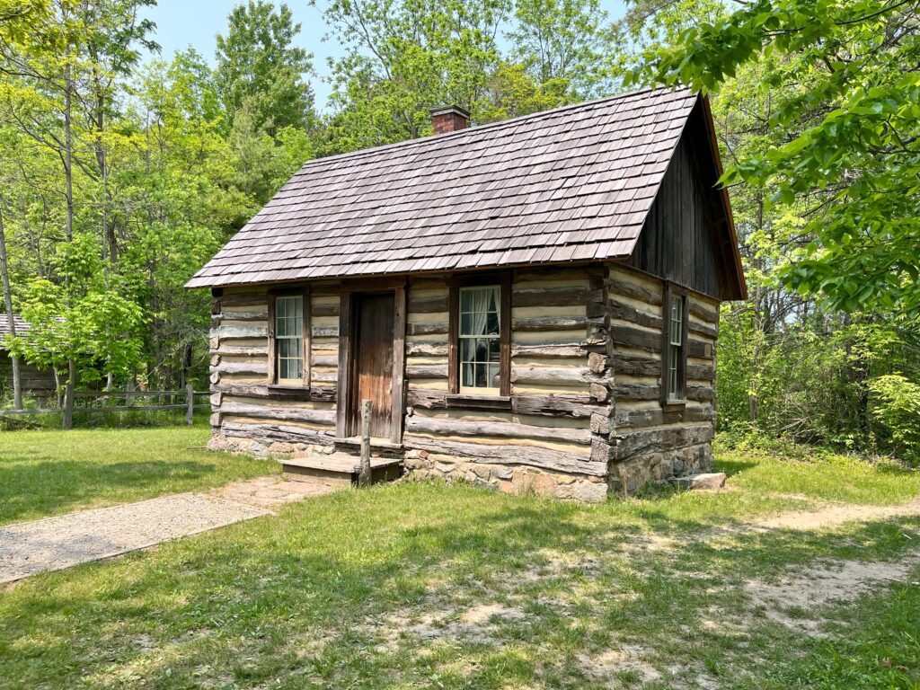 Pioneer log cabin in port saniliac michigan - how long does a log cabin last?
