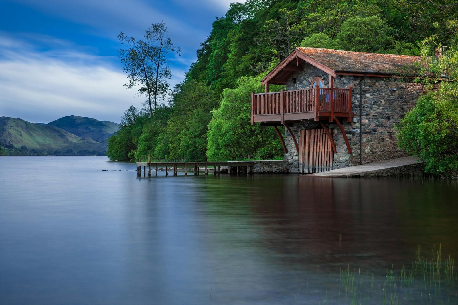 brown cottage near blue body of water during daytime - off the grid in your cabin